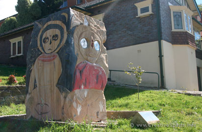 A statue depicting two wandjina faces