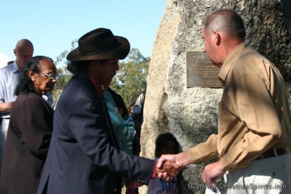 Lyall Munro shakes the hand of Des Blake.